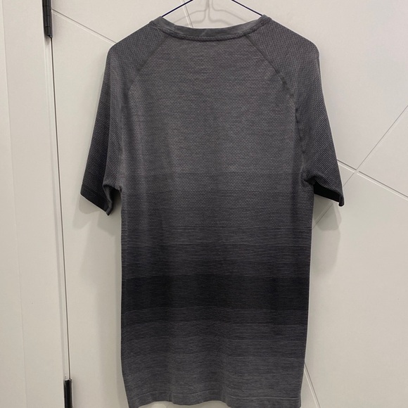 💥 Saucony Men's Charcoal Gray Short Sleeve Tee Men’s Medium - Picture 7 of 10